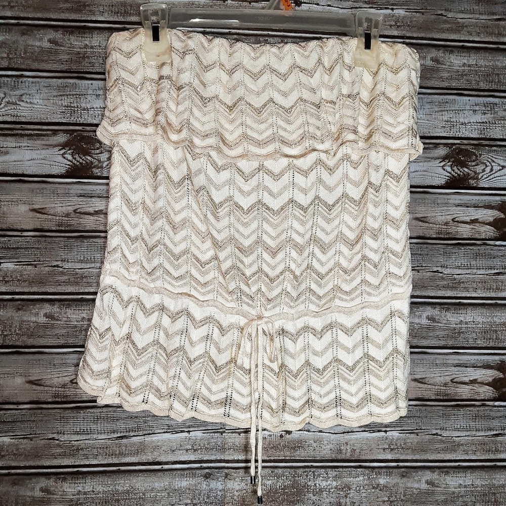 ⭐White House Black Market Cream & Gold Halter Top⭐